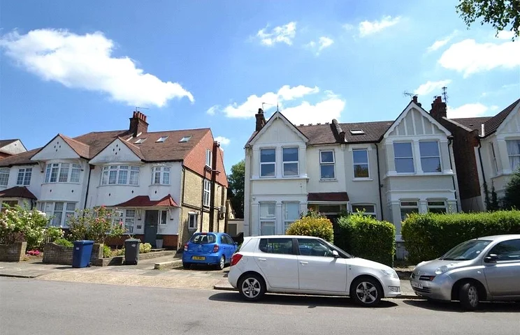 Flat Cavendish Avenue in Greater London