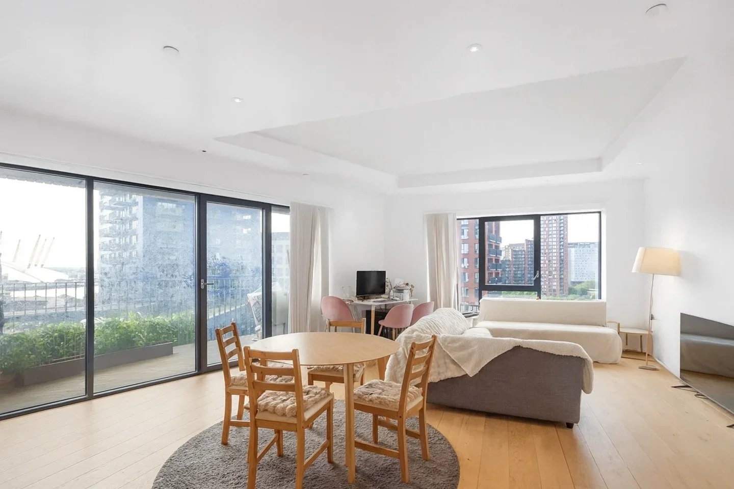 Flat Botanic Square in Greater London