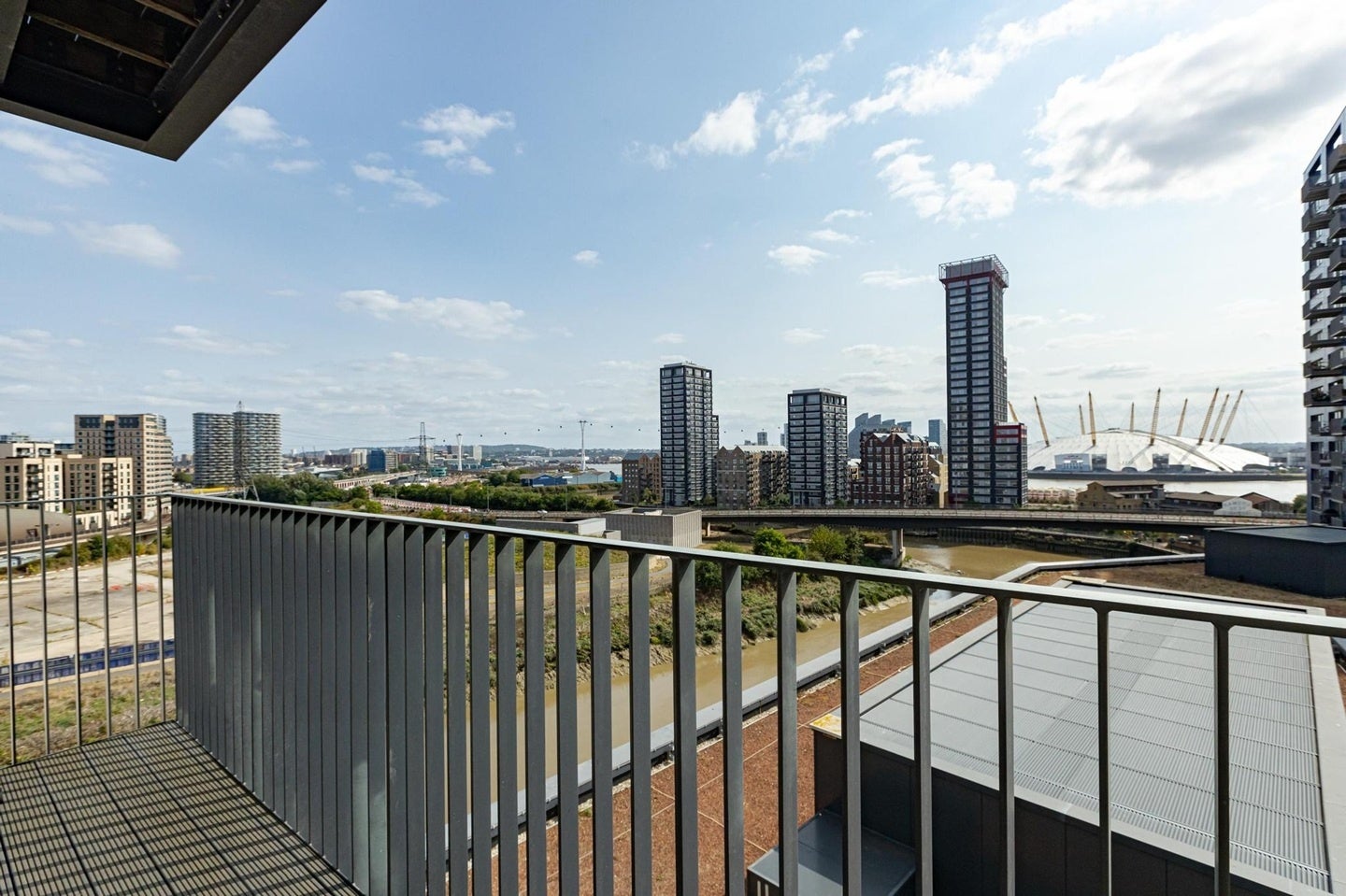 Flat Botanic Square in Greater London