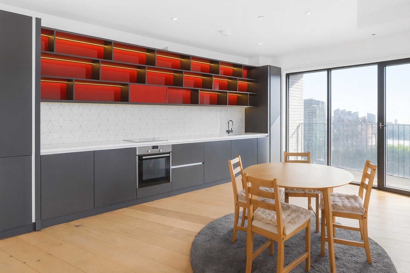 Flat Botanic Square in Greater London