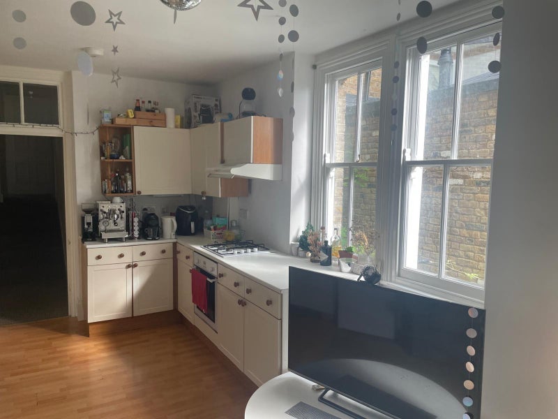 Flat Fairbridge Road in Greater London