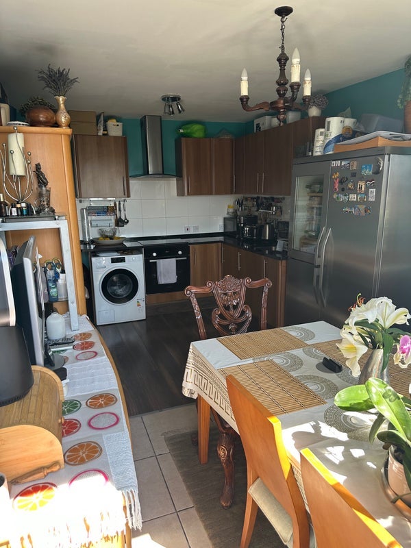 Flat Longshore in Greater London