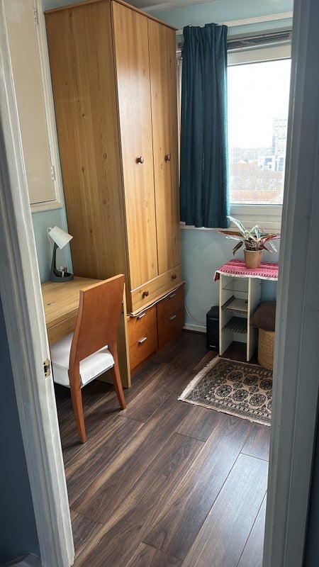 Flat Longshore in Greater London
