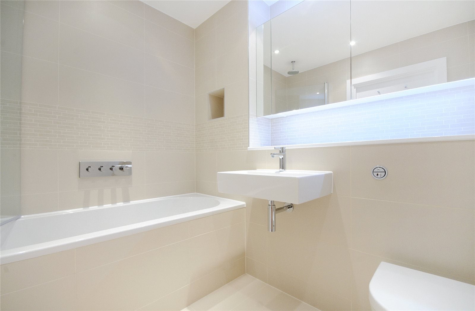 Flat Pump House Crescent in Greater London