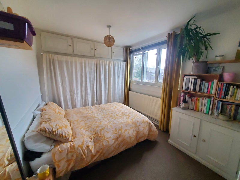 Room Faraday Close in Greater London