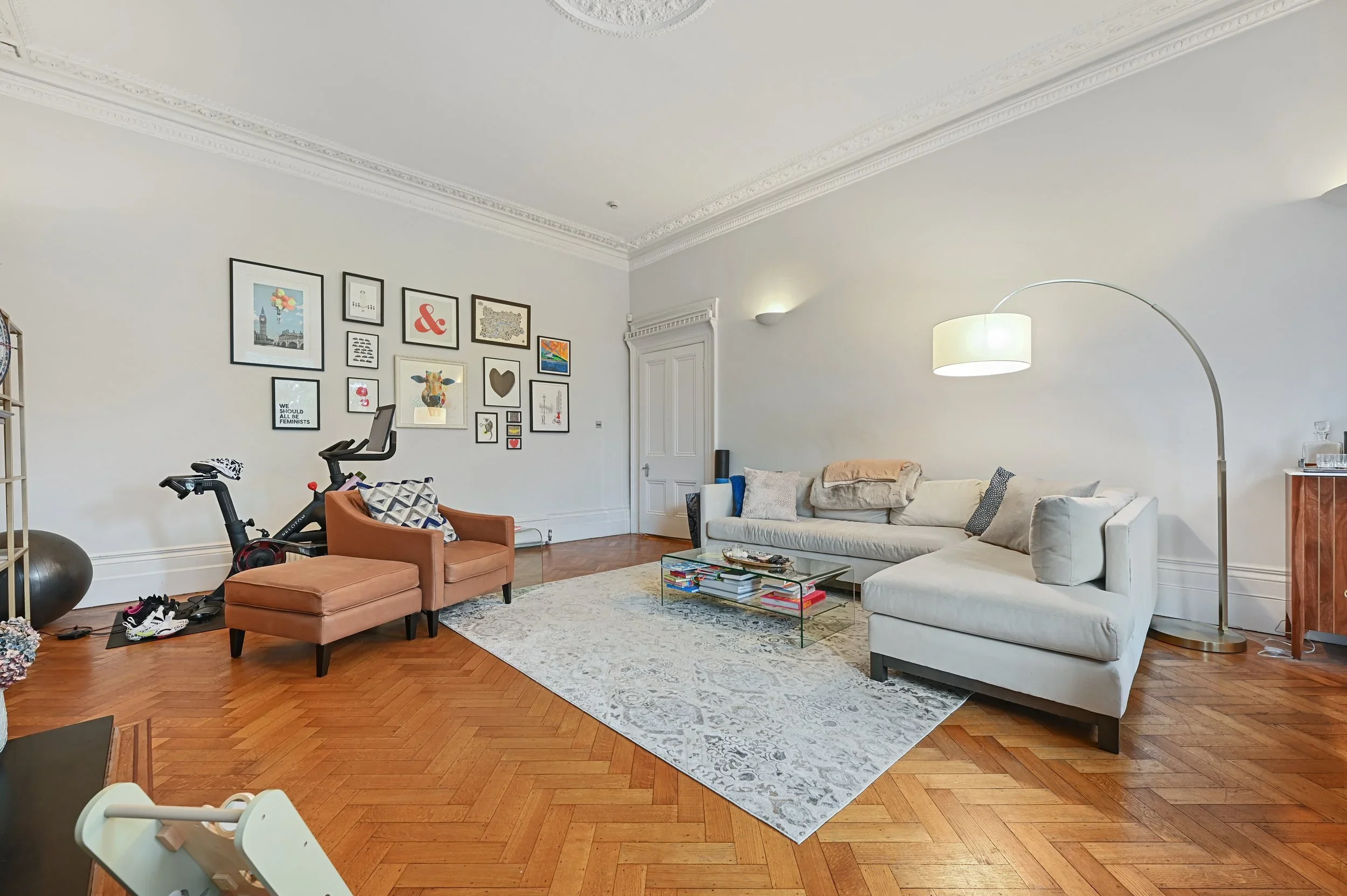 Flat Belsize Avenue in Greater London