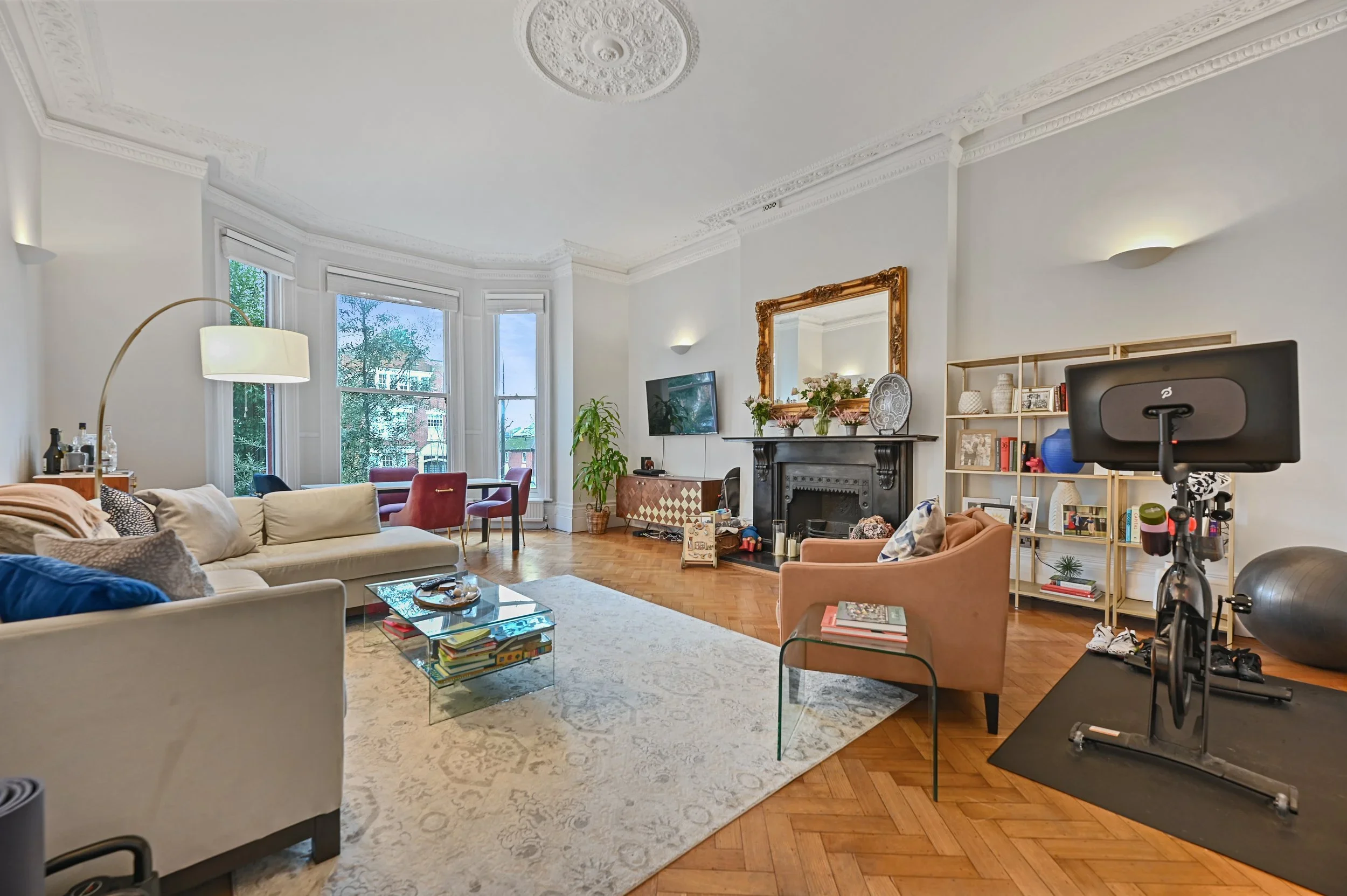 Flat Belsize Avenue in Greater London