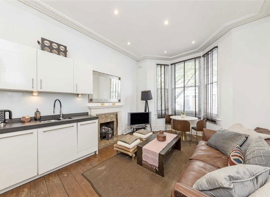 Flat Finborough Road in Greater London