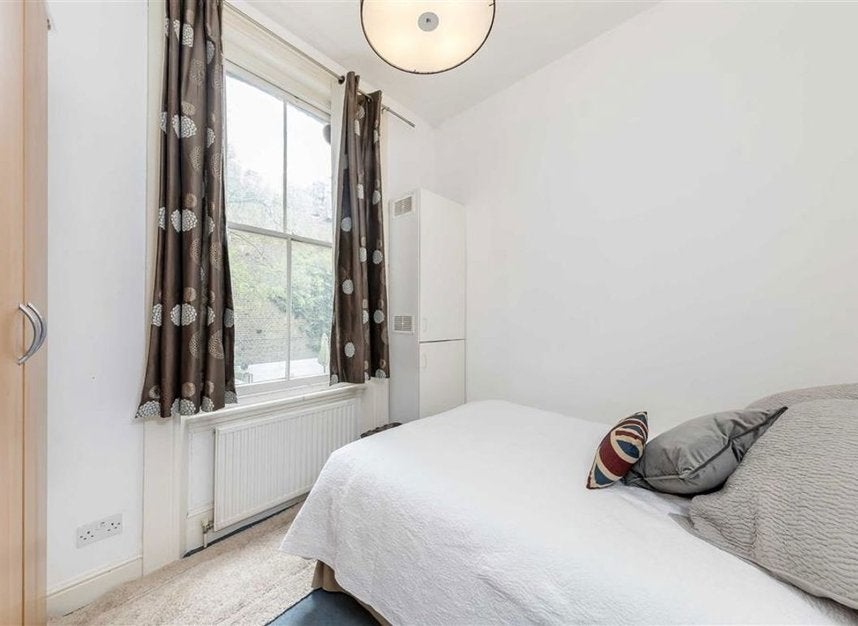 Flat Finborough Road in Greater London