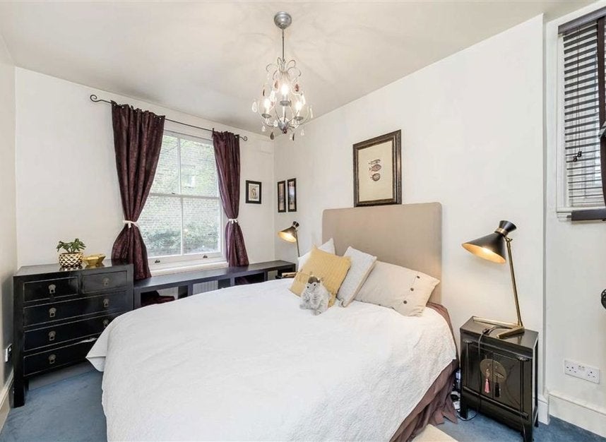 Flat Finborough Road in Greater London