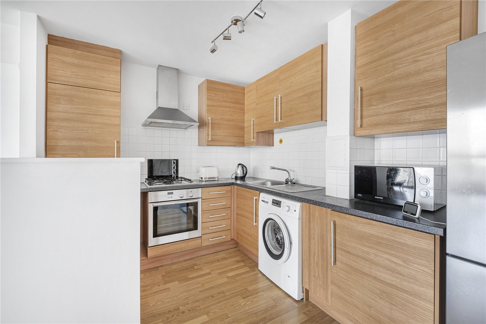 Flat Christian Street in Greater London