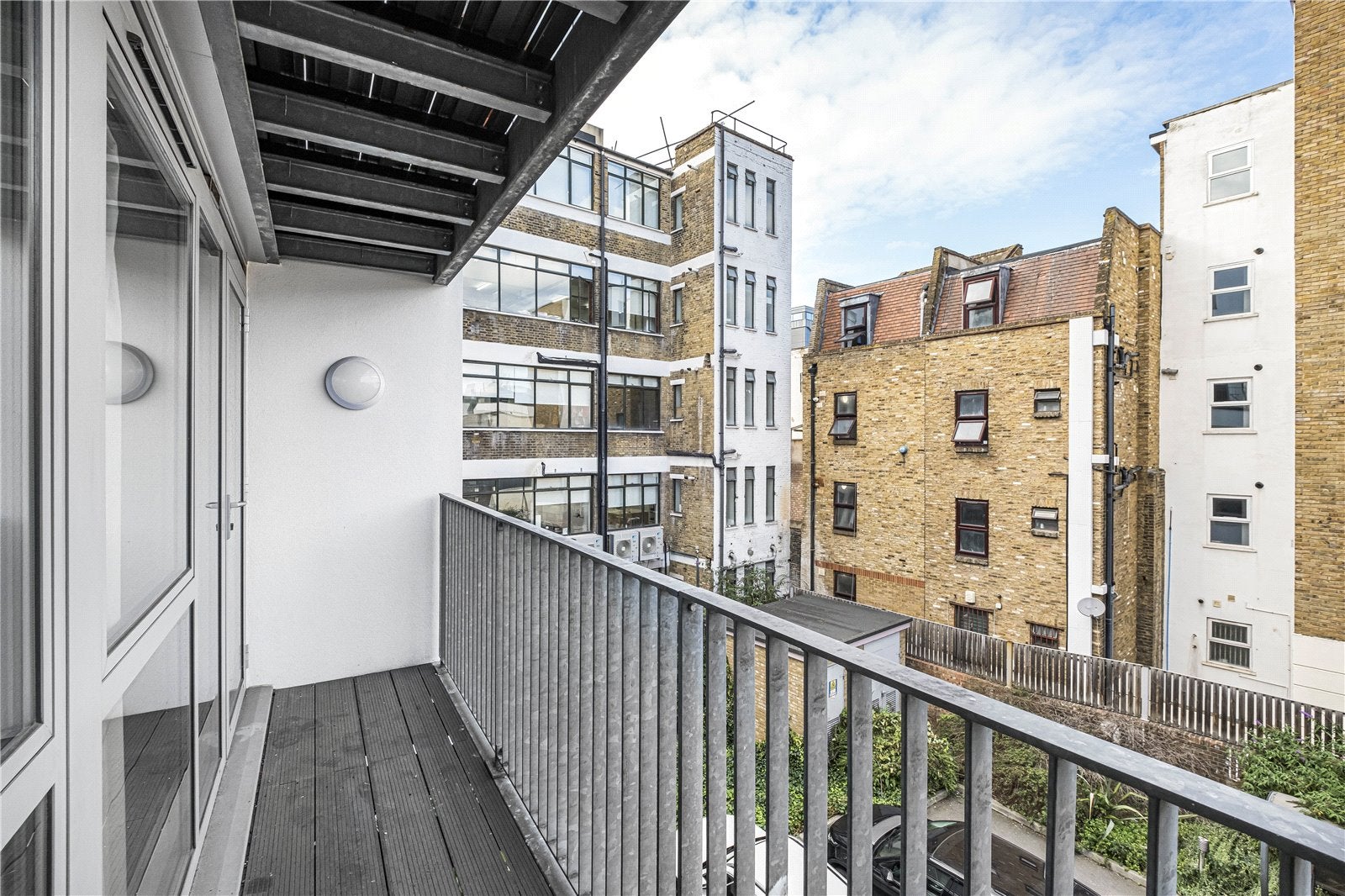 Flat Christian Street in Greater London