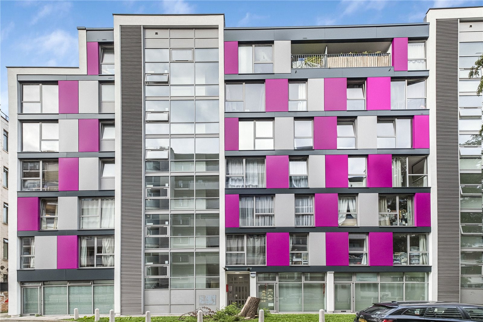 Flat Christian Street in Greater London