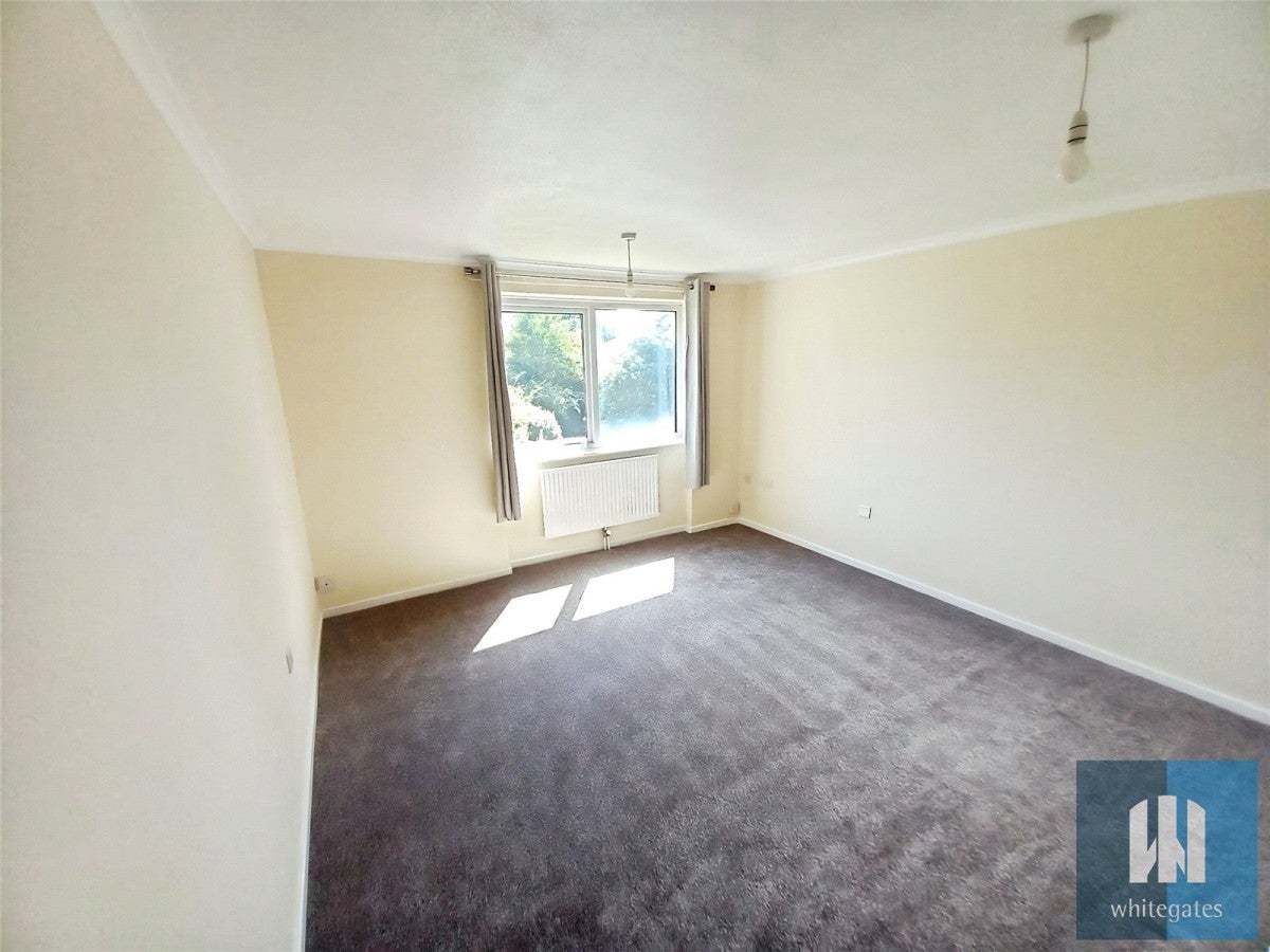 Flat Springwood Hall Close in Kirklees