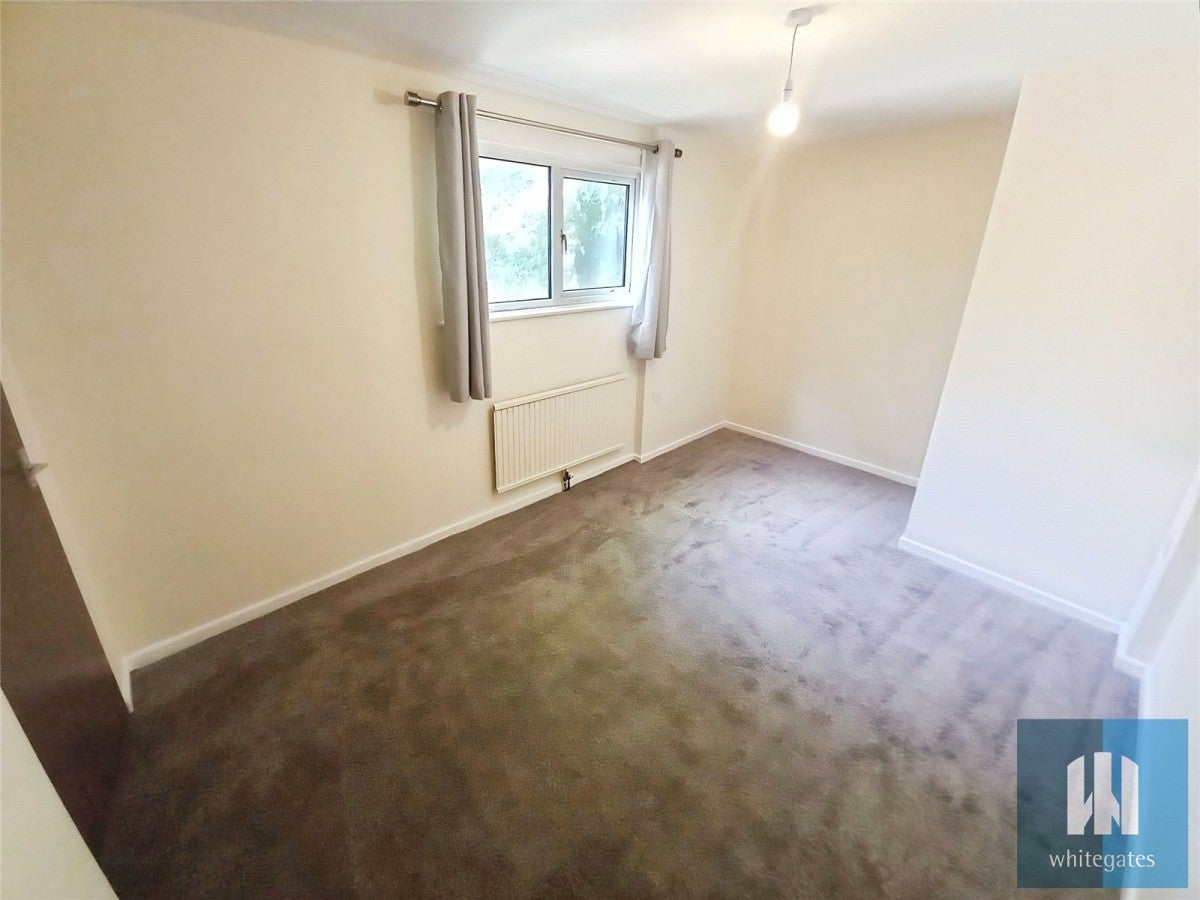 Flat Springwood Hall Close in Kirklees