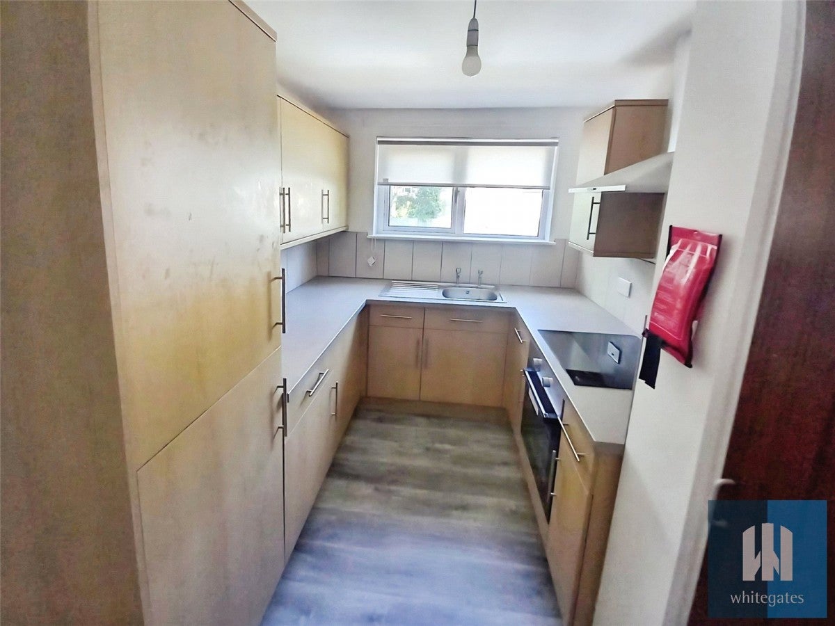 Flat Springwood Hall Close in Kirklees