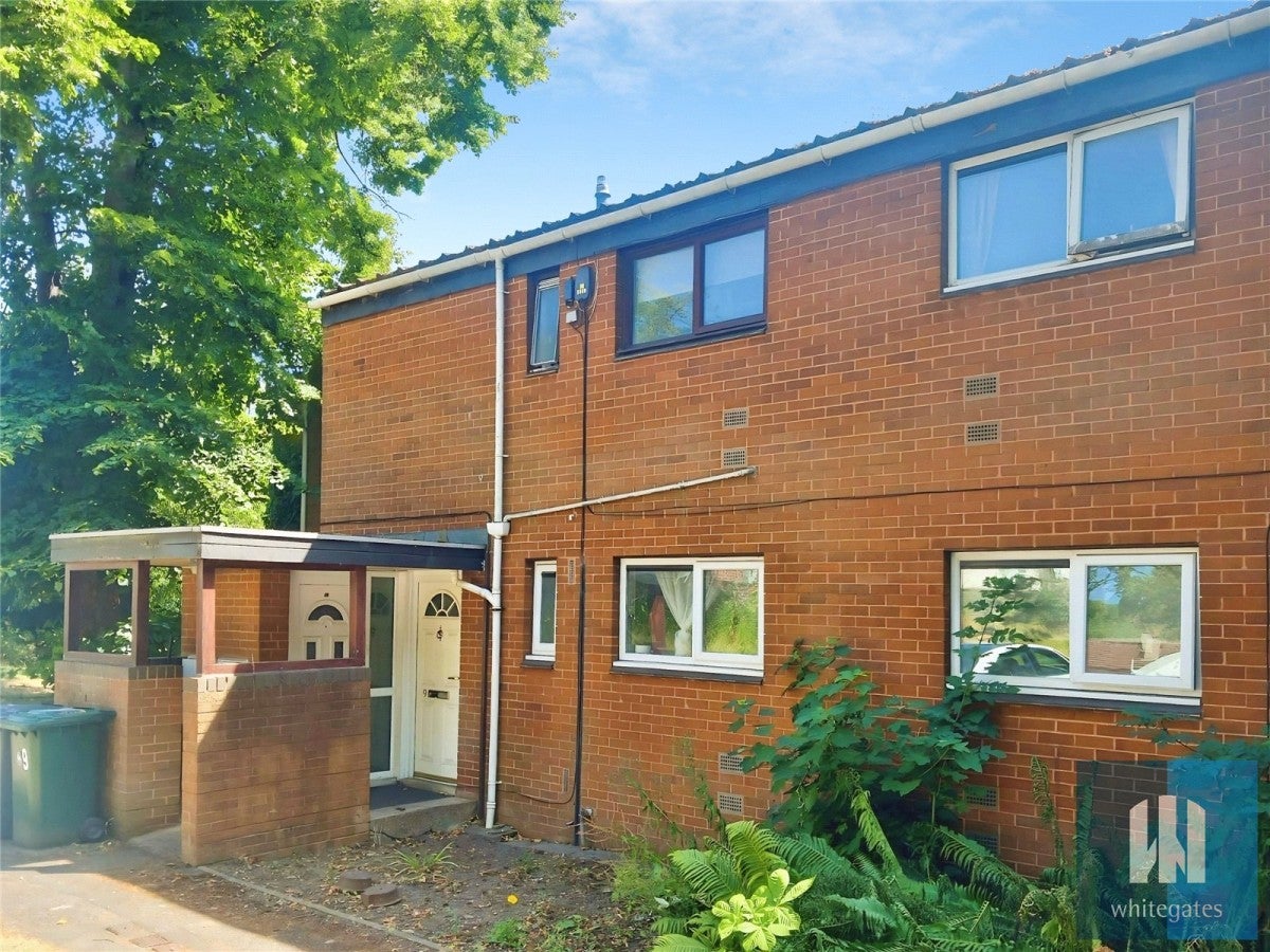 Flat Springwood Hall Close in Kirklees