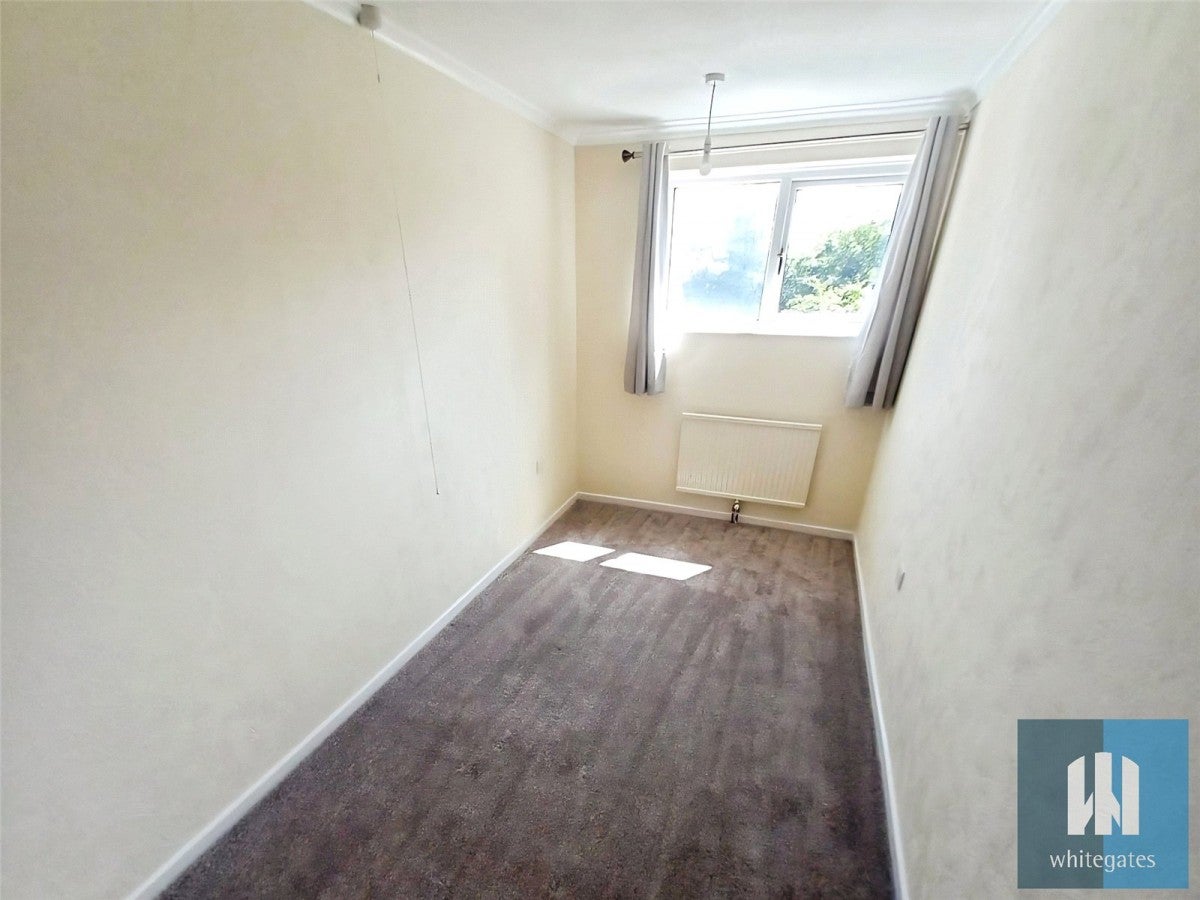 Flat Springwood Hall Close in Kirklees