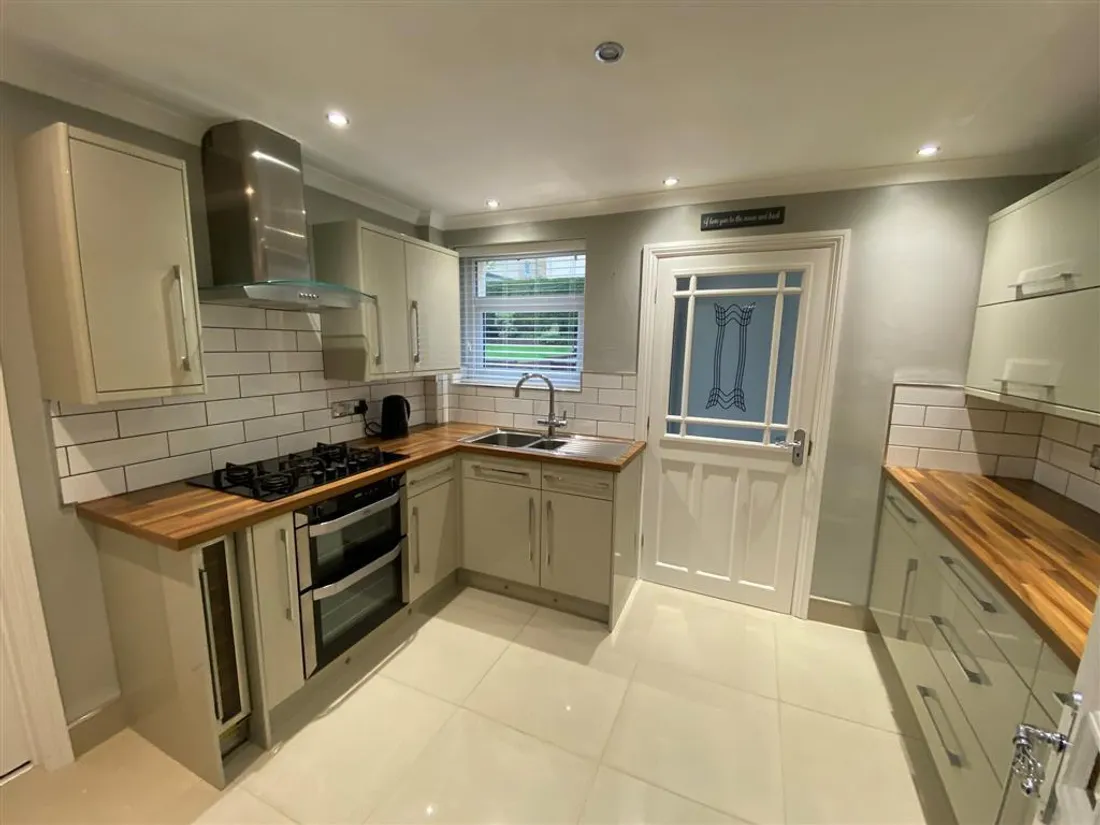 Flat Lawrence Avenue in Penywaun