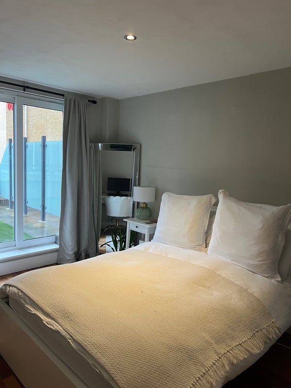 Room Garratt Lane in Greater London