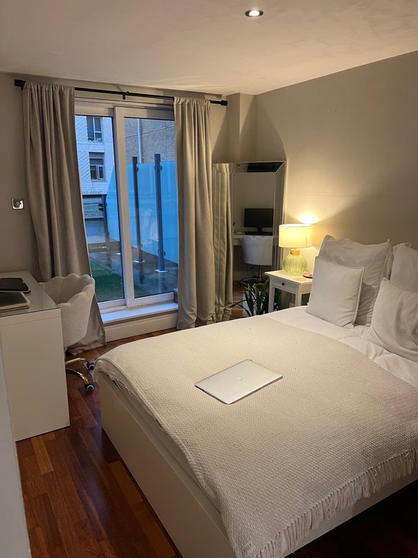 Room Garratt Lane in Greater London