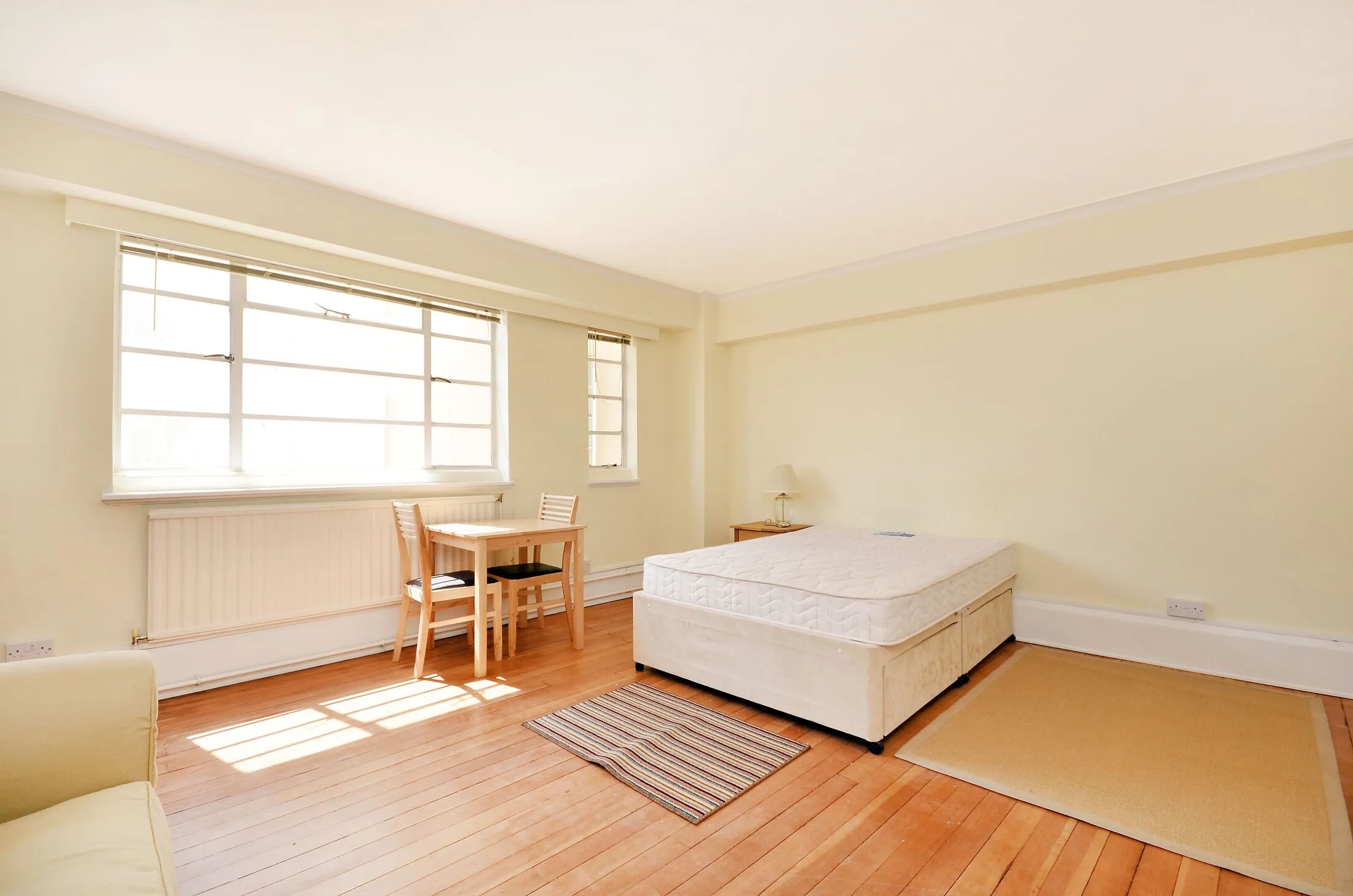 Flat Sloane Avenue in Greater London