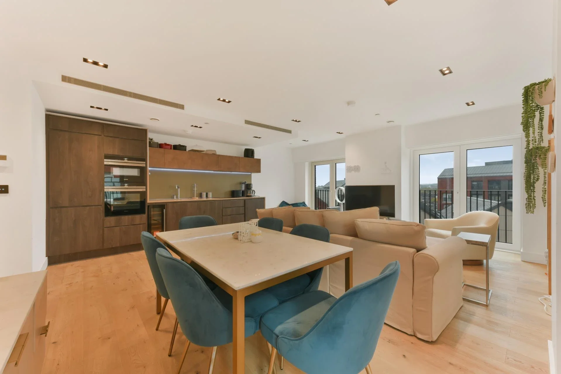 Flat Miles Street in Greater London