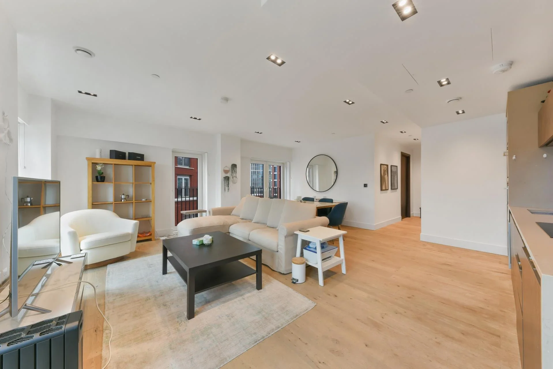 Flat Miles Street in Greater London