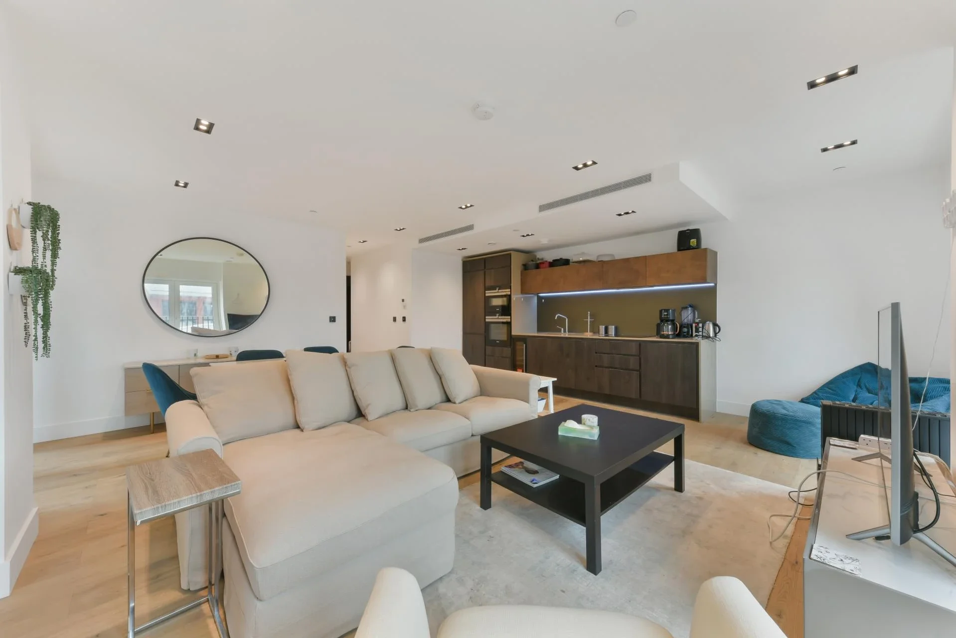 Flat Miles Street in Greater London
