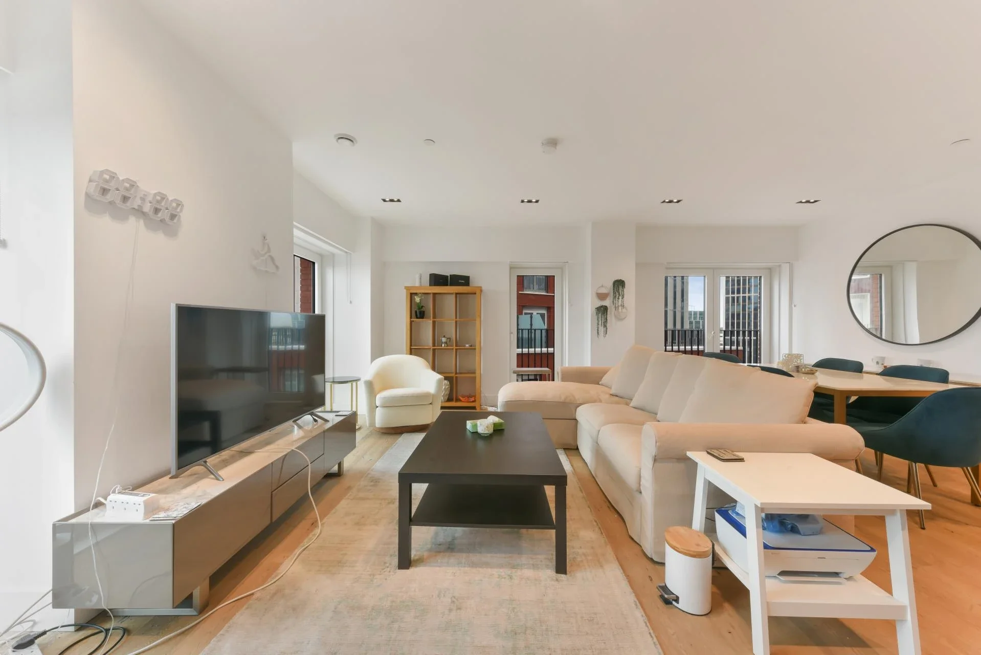 Flat Miles Street in Greater London