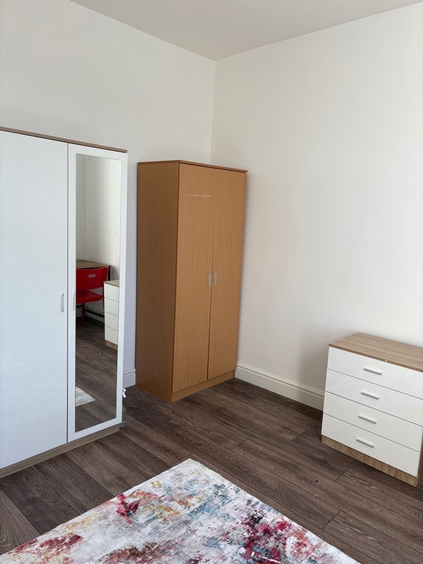 Room Vicarage Road in Greater London