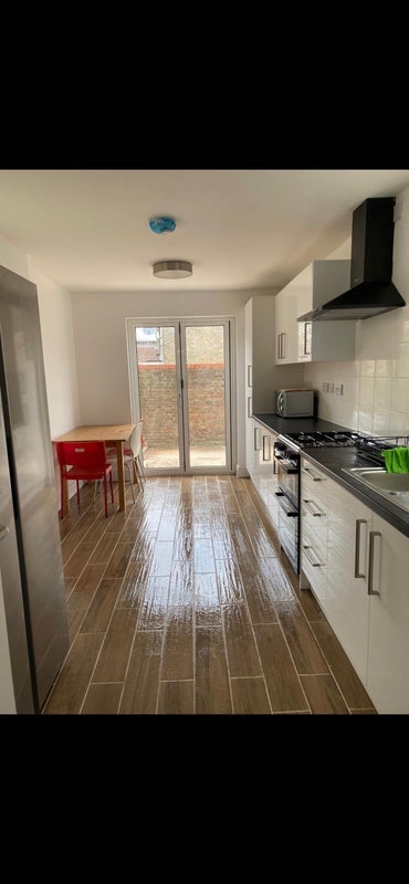 Room Vicarage Road in Greater London
