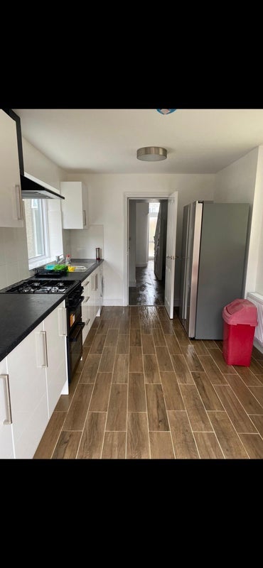 Room Vicarage Road in Greater London