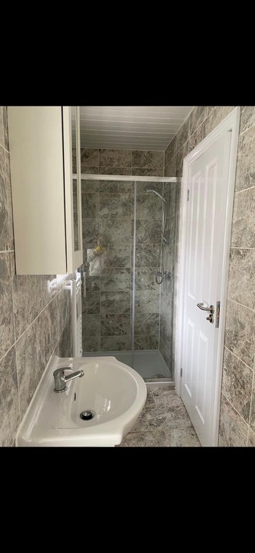 Room Vicarage Road in Greater London