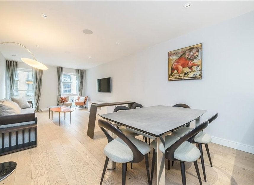 Flat Kew Bridge Road in Greater London