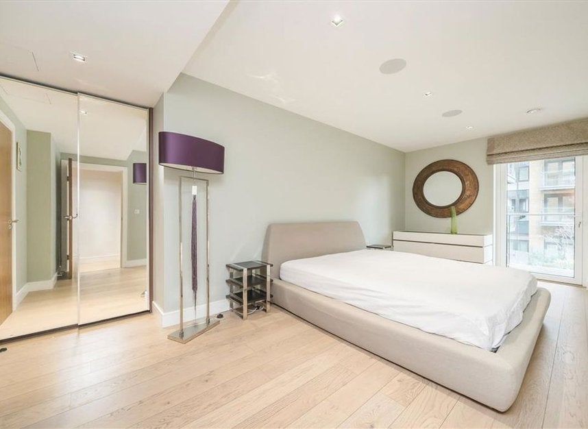 Flat Kew Bridge Road in Greater London