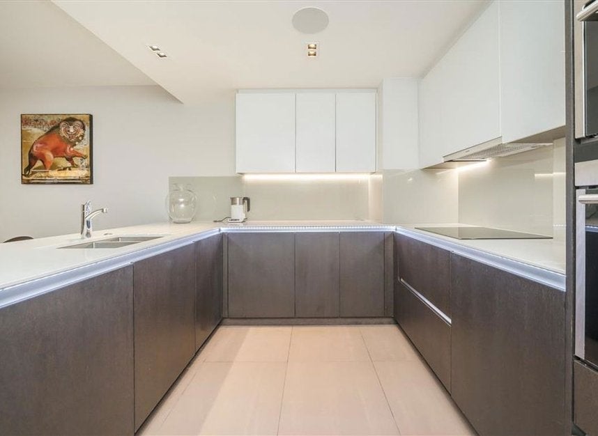 Flat Kew Bridge Road in Greater London