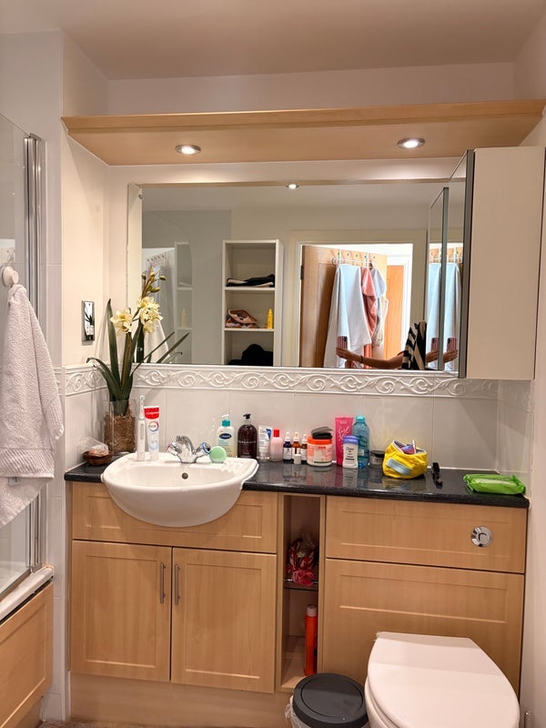 Room Montaigne Close in City of Westminster