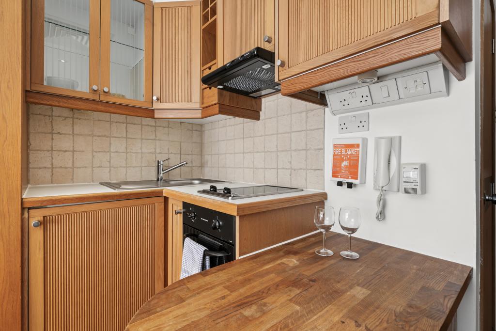 Flat Cartwright Gardens in Greater London