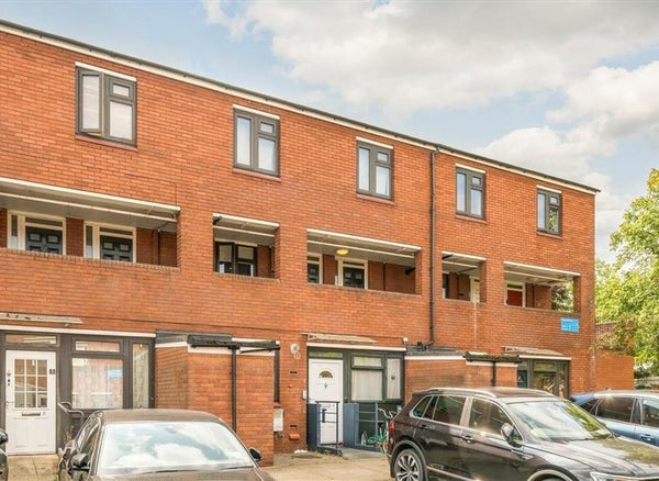 Flat Stoneycroft Close in London