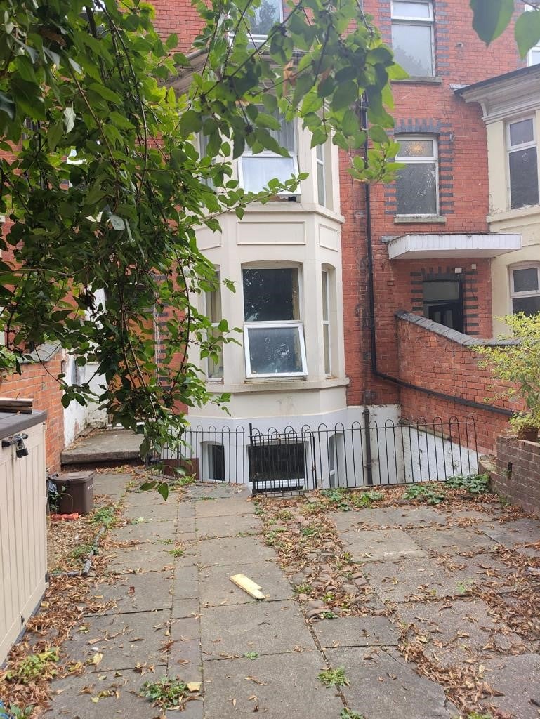 Flat Vernon Terrace in Northampton