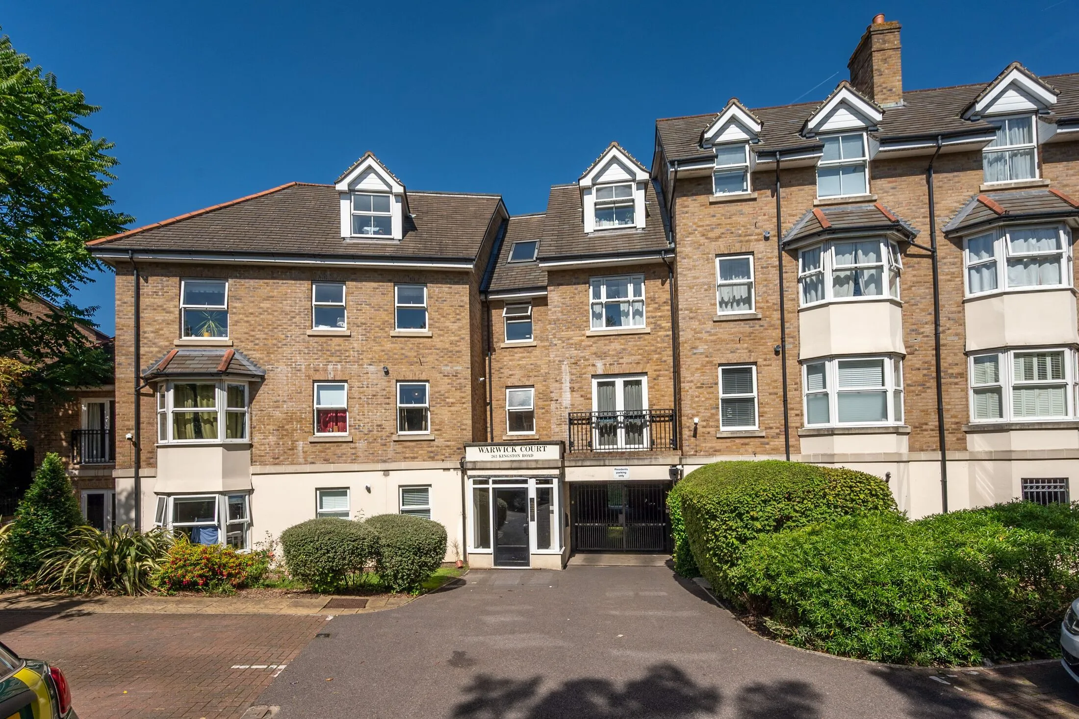 Flat Henfield Road in Greater London