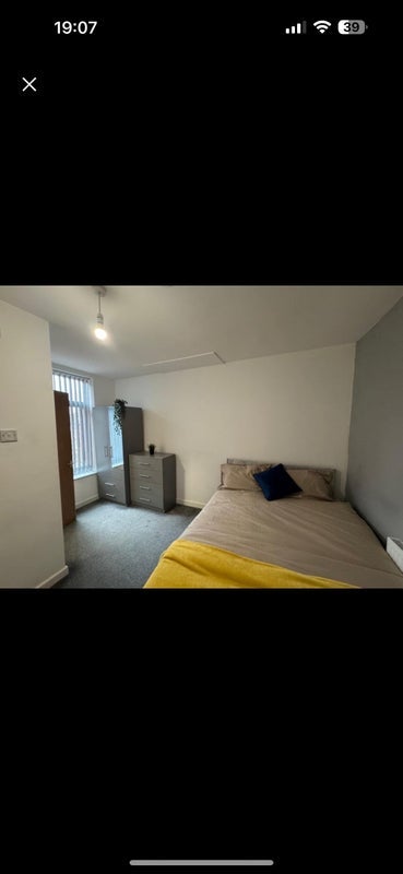 Room Brandreth Road in Sheffield