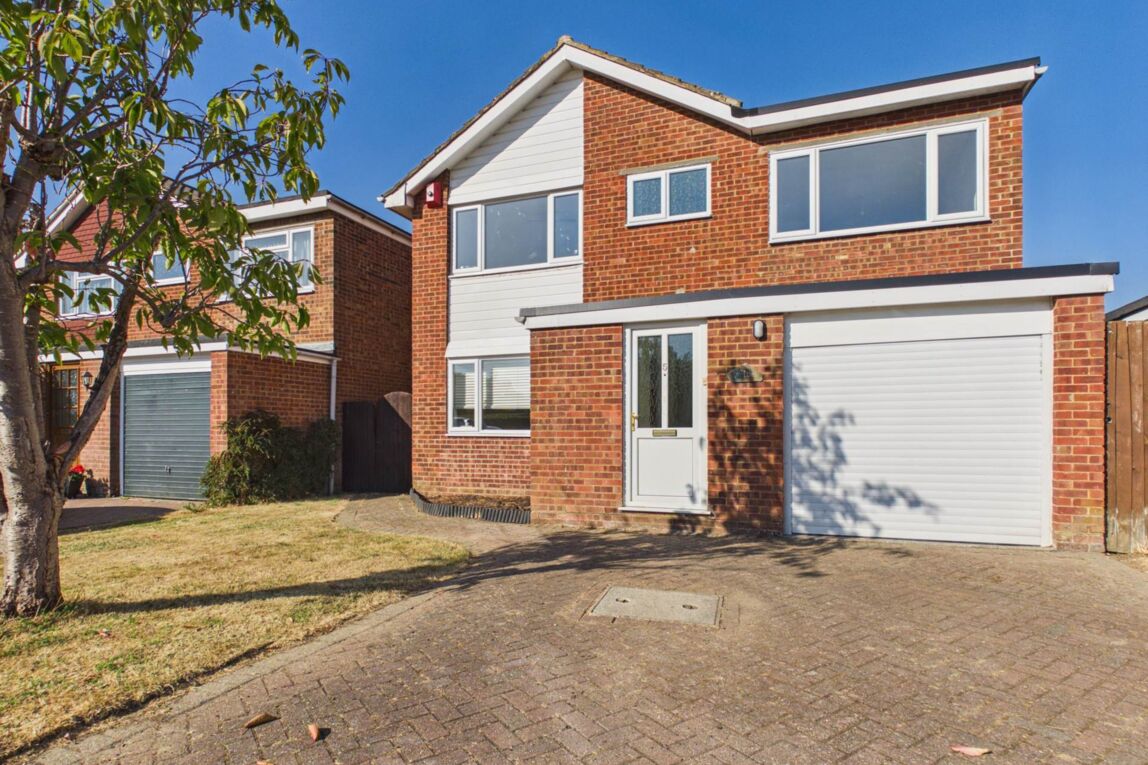 House Greenfields Way in Horsham