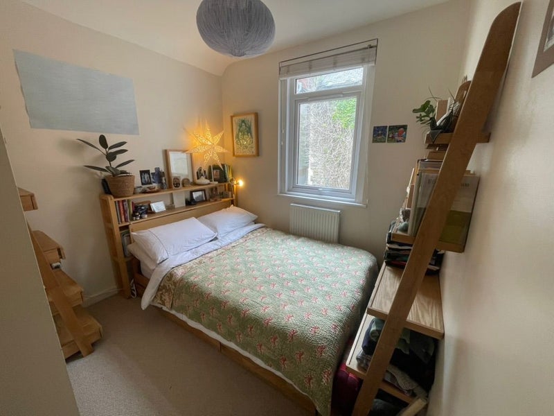 Room Albany Road in Cardiff