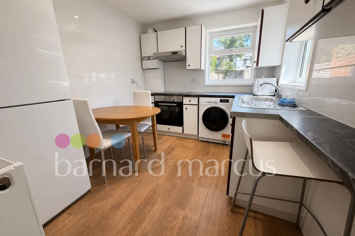 Flat Clyde Road in Greater London