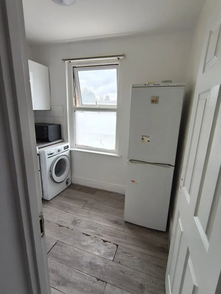 Flat Tavistock Avenue in Greater London