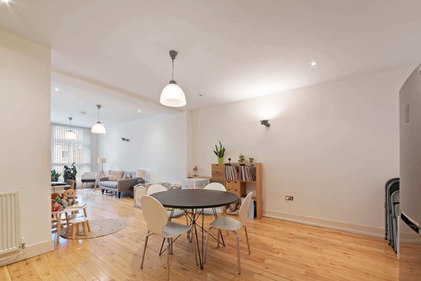 Flat Curtain Road in Greater London