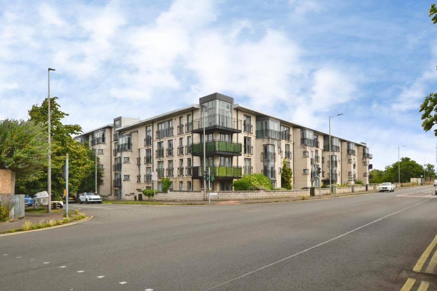 Flat Waterfront Gait in City of Edinburgh