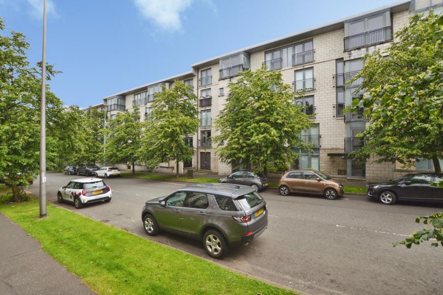 Flat Waterfront Gait in City of Edinburgh